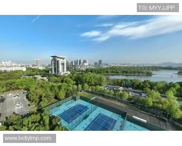 武汉江汉大学迎战大连球队全力以赴争取胜利的精彩对决