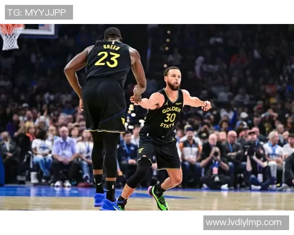 雷霆主场大胜勇士展现强大实力全场精彩瞬间回顾